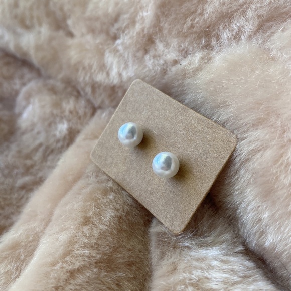 NWT Pearl Stud Earrings - Picture 2 of 3